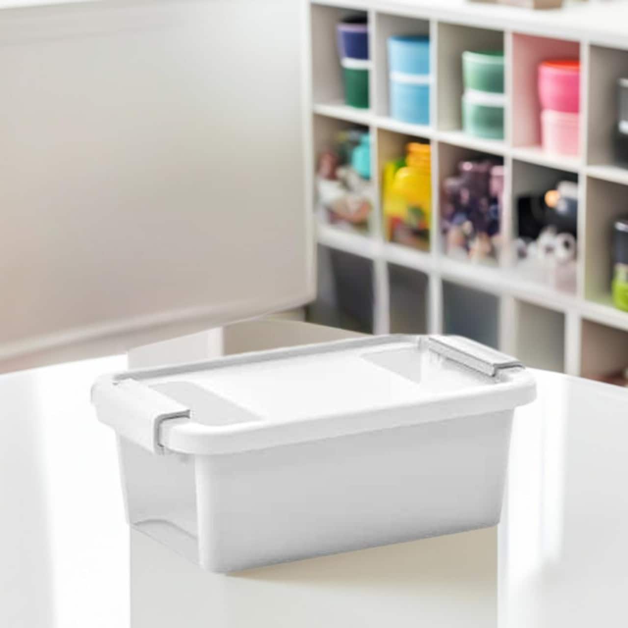 Boîte de rangement en plastique avec couvercle à charnière Versa de Curver